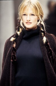 2070313684_Fendi1993WomenRTW8.thumb.jpg.24a2ffd2b3537c891b92a8b2e7f84415.jpg