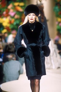 2094866508_YvesSaintLaurent1996HauteCouture65.thumb.jpg.1ef1a0bc44be29fe06d699d639adb336.jpg