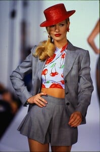 2094874171_MarcJacobsSpring1995(17).thumb.jpg.836f52841f8f69ca067294fe89291e36.jpg