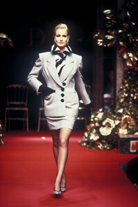 2095594073_ChristianDior1994HauteCouture39.thumb.jpg.3972d2a35b38adefa6de57d0cf9e1969.jpg