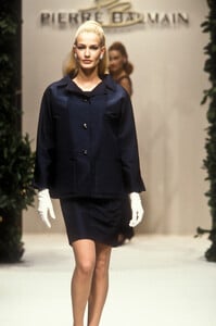 2097909342_PierreBalmain1996HauteCouture17.thumb.jpg.e96074920928fb812392ef78d422656f.jpg