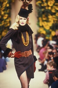 2102523476_YvesSaintLaurent1994HauteCouture31.thumb.jpg.e5f76fe65c0c30a8257ee5971013cf80.jpg