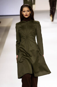 2102907519_Valentino2000WomenRTW12.thumb.jpg.8185e2f0b6f8e5321a6234b9ddd386a2.jpg