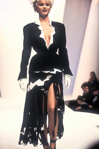 2103824165_ThierryMugler1994WomenRTW12.thumb.jpg.db283ea4db9482de18c17882e6883a9b.jpg