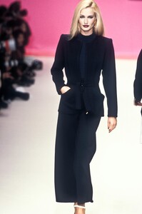 2106807578_YvesSaintLaurent1996WomenRTW111.thumb.jpg.b3a5441908713d94369913e52f065341.jpg