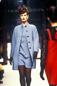 2106819080_PierreBalmain1994HauteCouture45.thumb.jpg.3d046054c687b819c5fa08de63f24e81.jpg