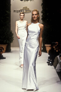 2110609414_PierreBalmain1996HauteCouture76.thumb.jpg.8c27b9ff5b520754399878fe83bb3915.jpg