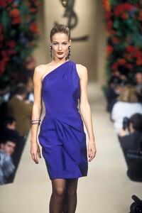 2115188213_YvesSaintLaurent1997HauteCouture98.thumb.jpg.5a0e1898c7956d805cadb2b120681a1d.jpg