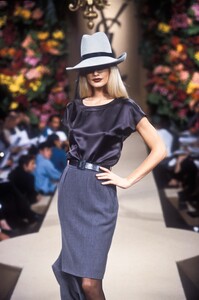 2126668969_YvesSaintLaurent1996HauteCouture18.thumb.jpg.45834a0d04c2171fad360fa00a252548.jpg