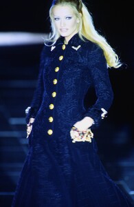 2132293688_versace-fw-1992(6).thumb.jpg.142994a6a6ed2e7c719cdbbfb58a4a72.jpg