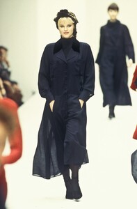 2134322789_Fendi1993WomenRTW16.thumb.jpg.65e18a2b3bc0eecf501563f1e179f8dc.jpg