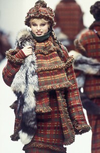 2134885542_Fendi1993WomenRTW119.thumb.jpg.4f19677cddb798fbee80977df38f51de.jpg