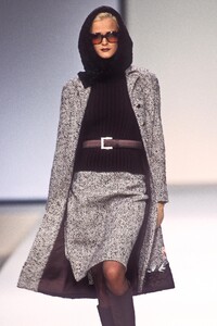 225101636_Valentino2000WomenRTW126.thumb.jpg.ece750a5638570b82891f99298f36266.jpg