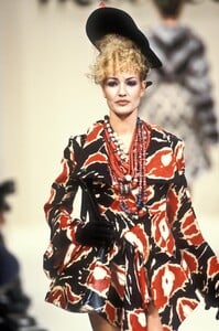 262586528_VivienneWestwood1994WomenRTW71.thumb.jpg.e4f46878c7d391f9a35a1c47550f772d.jpg