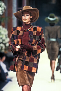 277301278_Givenchy1992HauteCouture10.thumb.jpg.9d285a02c8f2c8e40d71d2a5f25a4ad5.jpg