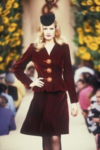 288172608_YvesSaintLaurent1994HauteCouture2.thumb.jpg.48e4f692e31efd4e32390d1d71ed27e1.jpg