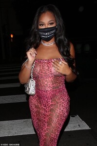 34461392-8846505-Eye_catching_The_beauty_s_eye_makeup_was_on_point_with_eyelashes-a-7_1602836644192.jpg