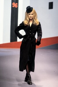 376596512_KarlLagerfeld1995WomenRTW42.thumb.jpg.3b5997a557b5ff848ee19631802cbb0c.jpg