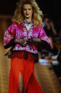 378360368_ChristianLacroixHauteCoutureFall1994(14).thumb.jpg.883872cdb3c81fe164a98637f4e982d9.jpg