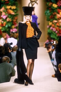 389832919_YvesSaintLaurent1996HauteCouture98.thumb.jpg.63f70665713521e8f52ce1d6c493440e.jpg