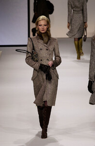 391281044_Valentino2000WomenRTW4.thumb.jpg.11164d4cc0a600bb671eb102c4dcefa8.jpg