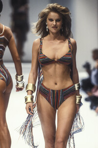 39257567_Missoni1994WomenRTW139.thumb.jpg.489767538beb12b41430fec5e3790c9f.jpg