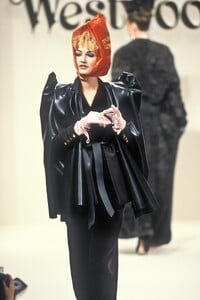 397979983_VivienneWestwood1994WomenRTW67.thumb.jpg.ca8141d23daeeb026c8aaa2676e7b3c1.jpg