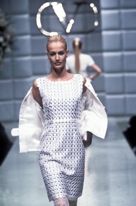 412380277_Valentino1996HauteCouture9.thumb.jpg.518ef16824ed80a998b6f0e30a87d144.jpg