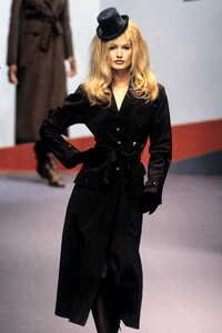 414712609_KarlLagerfeld1995WomenRTW43.thumb.jpg.218c718150d36bf8d6902e41326467ca.jpg