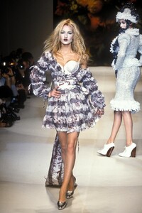 415077590_VivienneWestwood1995WomenRTW73.thumb.jpg.75fa4df515f9edd8f9b25d0e6a7bfa62.jpg