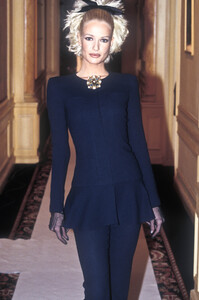 422354763_Chanel1996HauteCouture93.thumb.jpg.5dc9f5f0b40f56c5e1bf9c0d5c07afa2.jpg