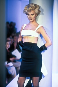 43284144_ThierryMugler1996WomenRTW47.thumb.jpg.e5dbc4470dc409b0598d8ba419233308.jpg