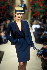 43858296_YvesSaintLaurent1997HauteCouture22.thumb.jpg.4b9dd62f3bb95328c3ac24619b2edd12.jpg