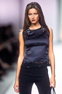 465853931_Valentino2000WomenRTW199.thumb.jpg.96a1a736f83047044d4f2494a01d0891.jpg