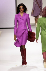 46713185_Valentino2000WomenRTW24.thumb.jpg.8cbee52aeee63188bdf15722b2653940.jpg