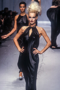 500705439_KarlLagerfeld1996WomenRTW14.thumb.jpg.bb1b951e3fe5d66c715b950eab76a670.jpg