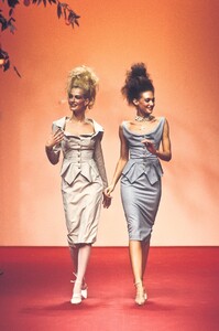 530414021_VivienneWestwood1997WomenRTW64.thumb.jpg.703593de04a789b680f91bab071f5a28.jpg