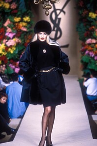 53810612_YvesSaintLaurent1996HauteCouture69.thumb.jpg.f7d7419a331f0f2fc6797af11127e1d8.jpg