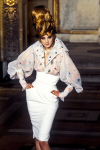 539913365_Givenchy1997HauteCouture45.thumb.jpg.c493f9fad27c6ba02687b1179ae5a7c5.jpg