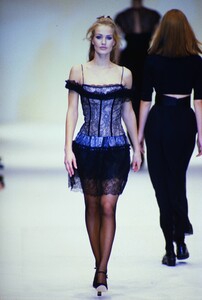 541383220_blumarine-fw-1994(1).thumb.jpg.935cafd1f6395a71029882f01c9fce86.jpg