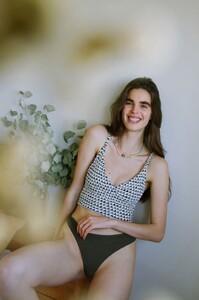 55597256_001_b.jpg