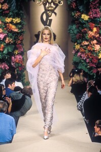 560608540_YvesSaintLaurent1996HauteCouture247.thumb.jpg.c4707eb6a2261bb77e9f24e44af3c07a.jpg