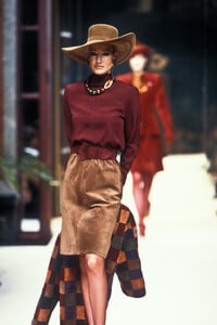 5670466_Givenchy1992HauteCouture11.thumb.jpg.1fc148b207cd43d5eecc23b68203308d.jpg