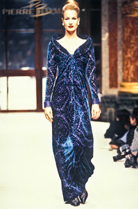 581232417_PierreBalmain1994HauteCouture62.thumb.jpg.0894448e1d5eff7544571f8e17abd3c5.jpg