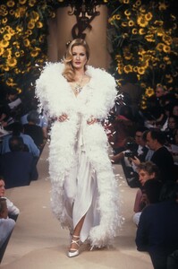 584088999_YvesSaintLaurent1994HauteCouture184.thumb.jpg.4a891758aa774435409f77dc1c6800b2.jpg