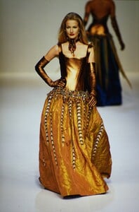 589348577_JeanLouisScherrerCoutureFall1994(17).thumb.jpg.3939c0bedbc063bcb8e5f5e654642f9f.jpg