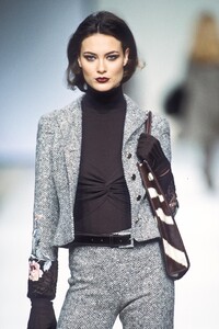 593323406_Valentino2000WomenRTW88.thumb.jpg.b561b426d554e920c2517d1520cb977b.jpg