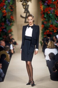 598877085_YvesSaintLaurent1997HauteCouture60.thumb.jpg.5550bd845effefce520abd25368876af.jpg