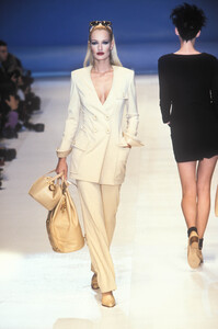 609095559_ChristianDior1996WomenRTW62.thumb.jpg.9ae6189a27ad59a4b06d0972a2a0eced.jpg