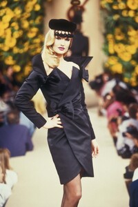 641490510_YvesSaintLaurent1994HauteCouture102.thumb.jpg.5e3bfe50626cc5476fa21357ae2d20d8.jpg